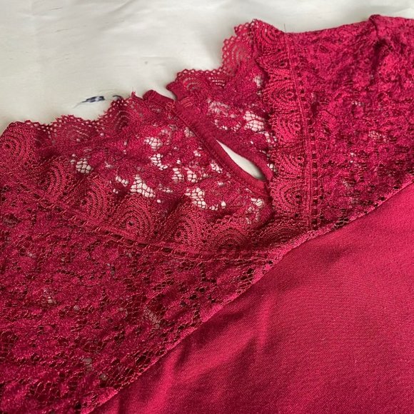 Burgundy Top V-Neck Lace Neck and S Cap Sleeves Sm - Picture 5 of 6